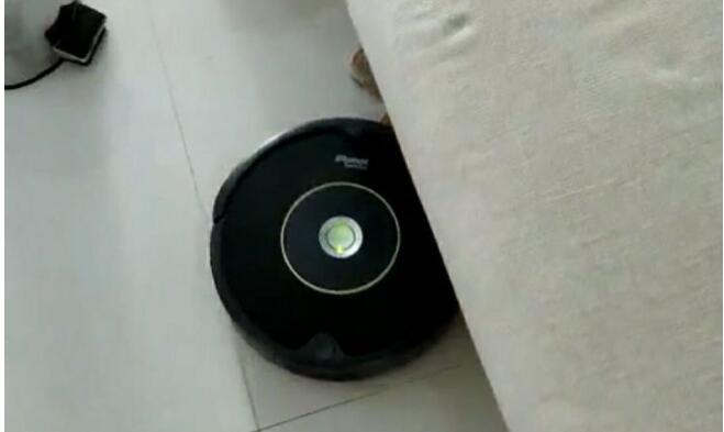 评价最好的扫地机器人竟然是这款，超乎想象！